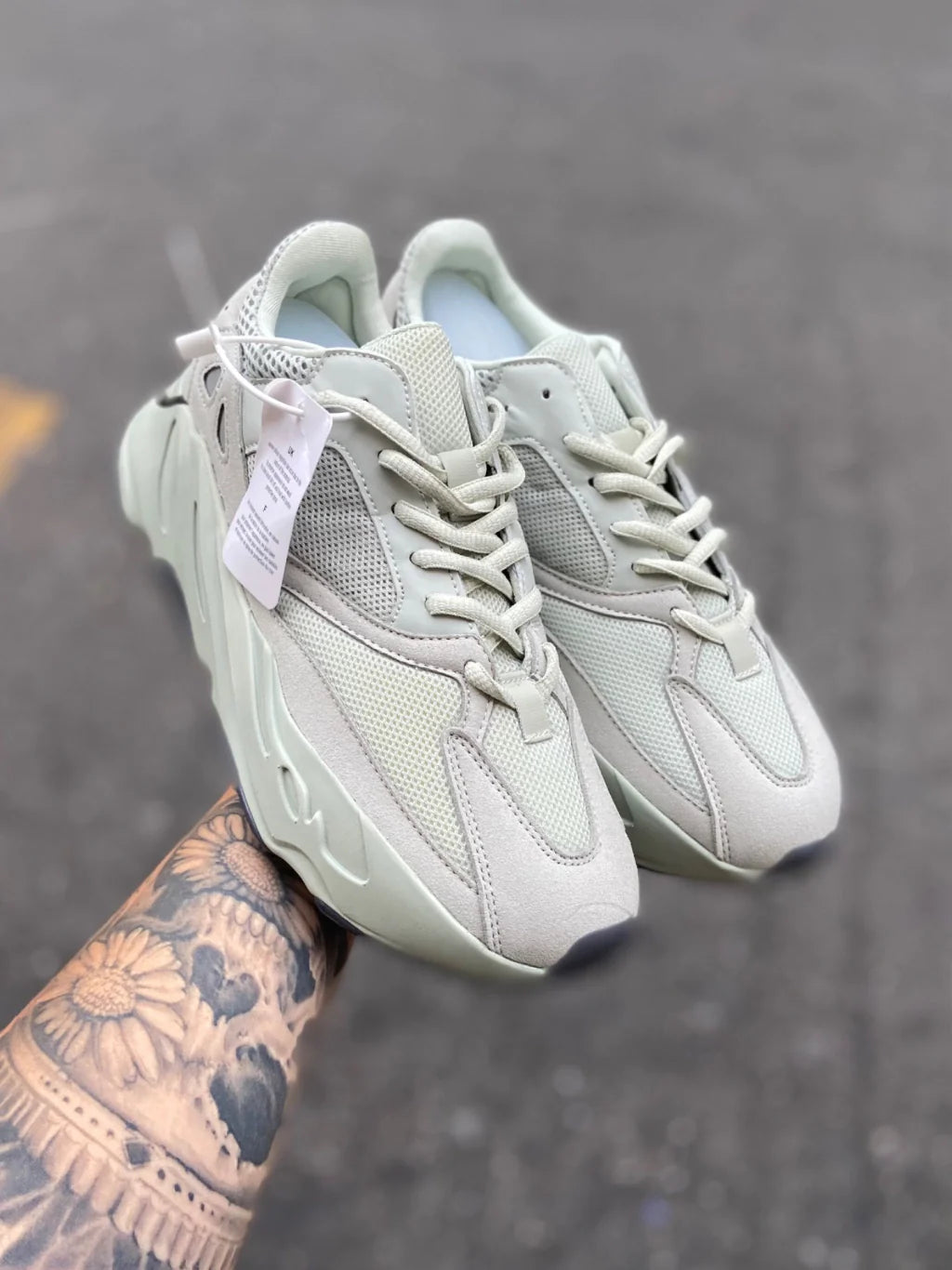 Adidas Yeezy 700 V2 - Salt