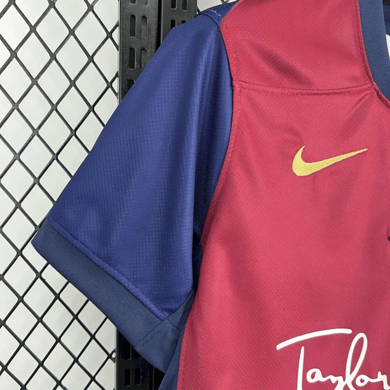 Camisa Barcelona Edição Especial Taylor Swift 2025 - Vermelha e Azul - (Feminina)