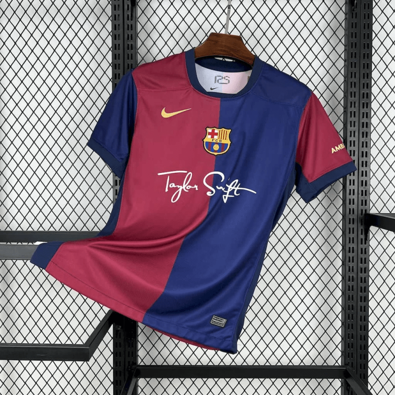 Camisa Barcelona Edição Especial Taylor Swift 2025 - Vermelha e Azul - (Feminina)