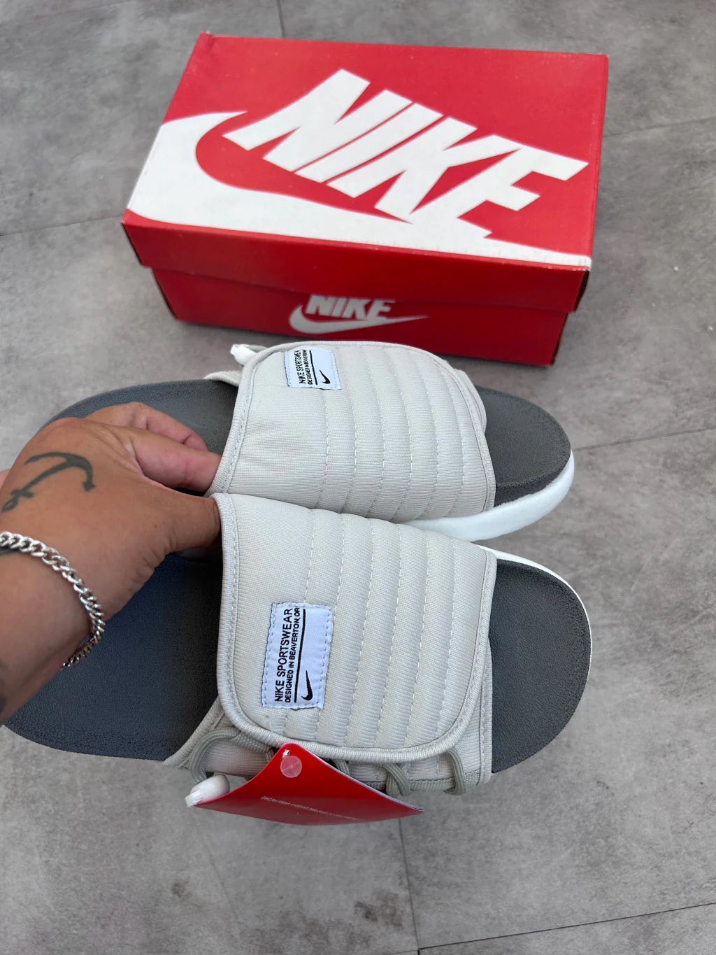 Chinelo Nike Asuna - Cinza Claro