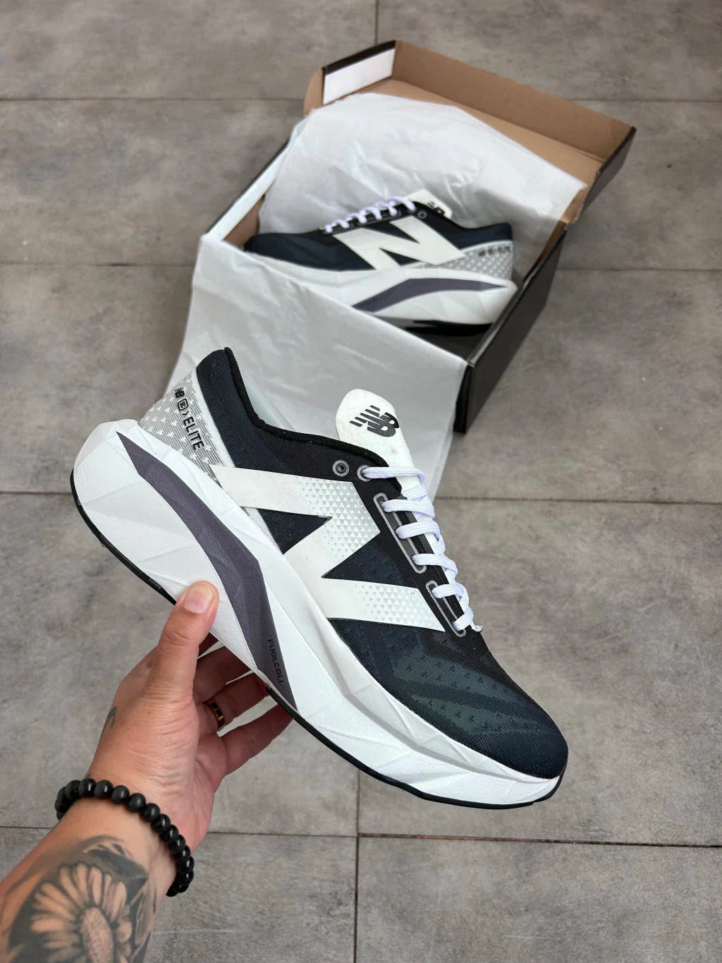 New Balance Fuelcell Rebel V4 - Branco e Azul