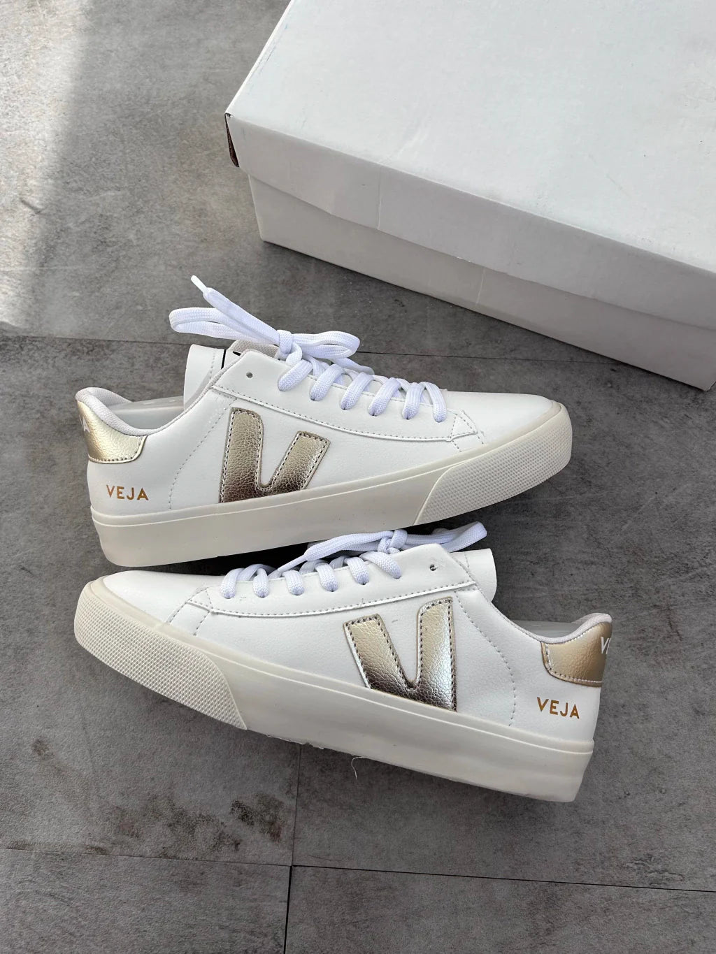 Veja - Branco com dourado