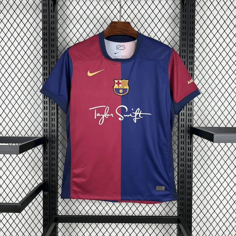 Camisa Barcelona Edição Especial Taylor Swift 2025 - Vermelha e Azul - (Feminina)