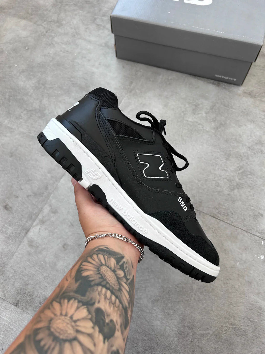 New Balance 550 - Couro Preto e Branco