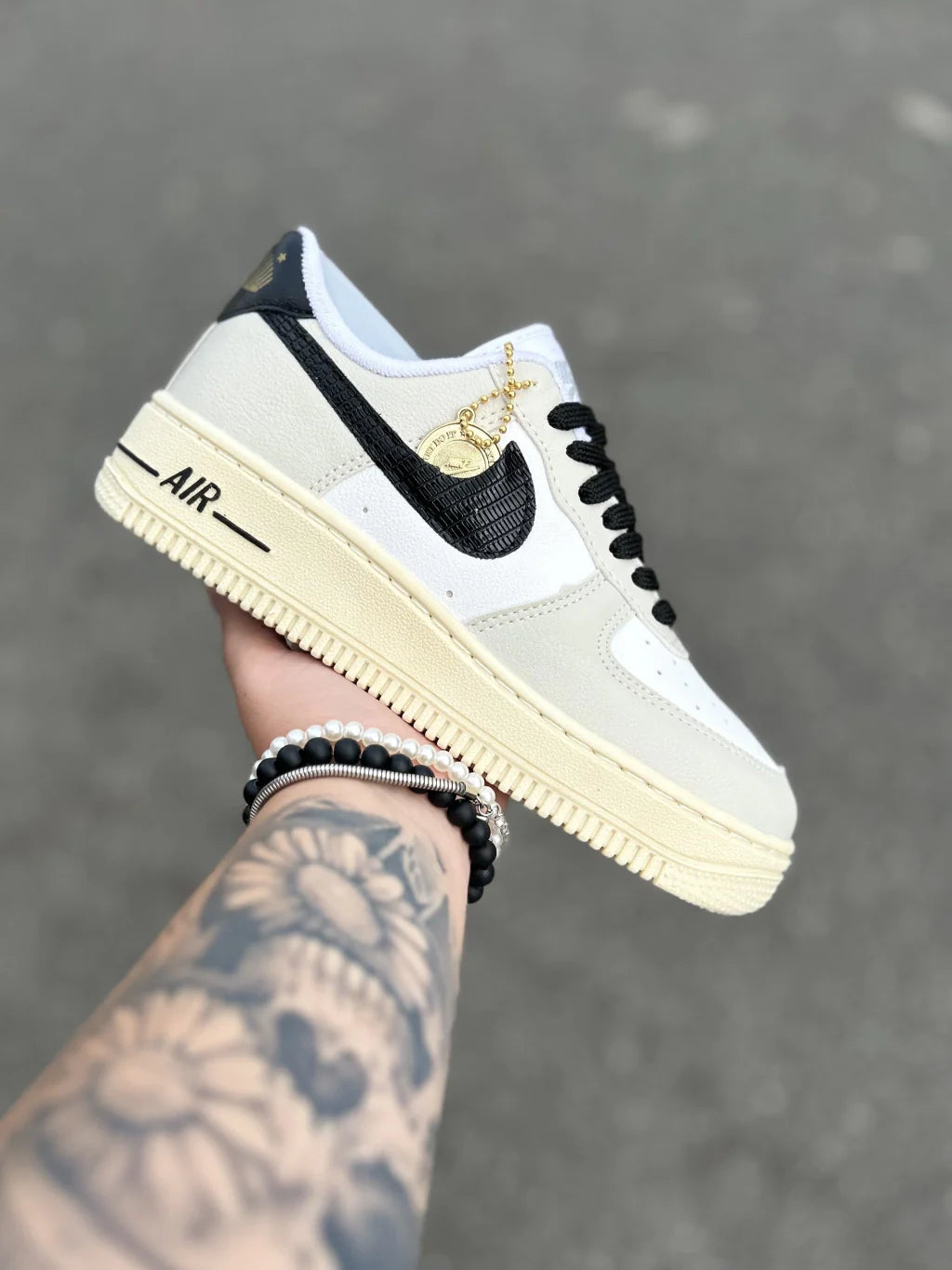 Nike Air Force 1 - Bege e Preto
