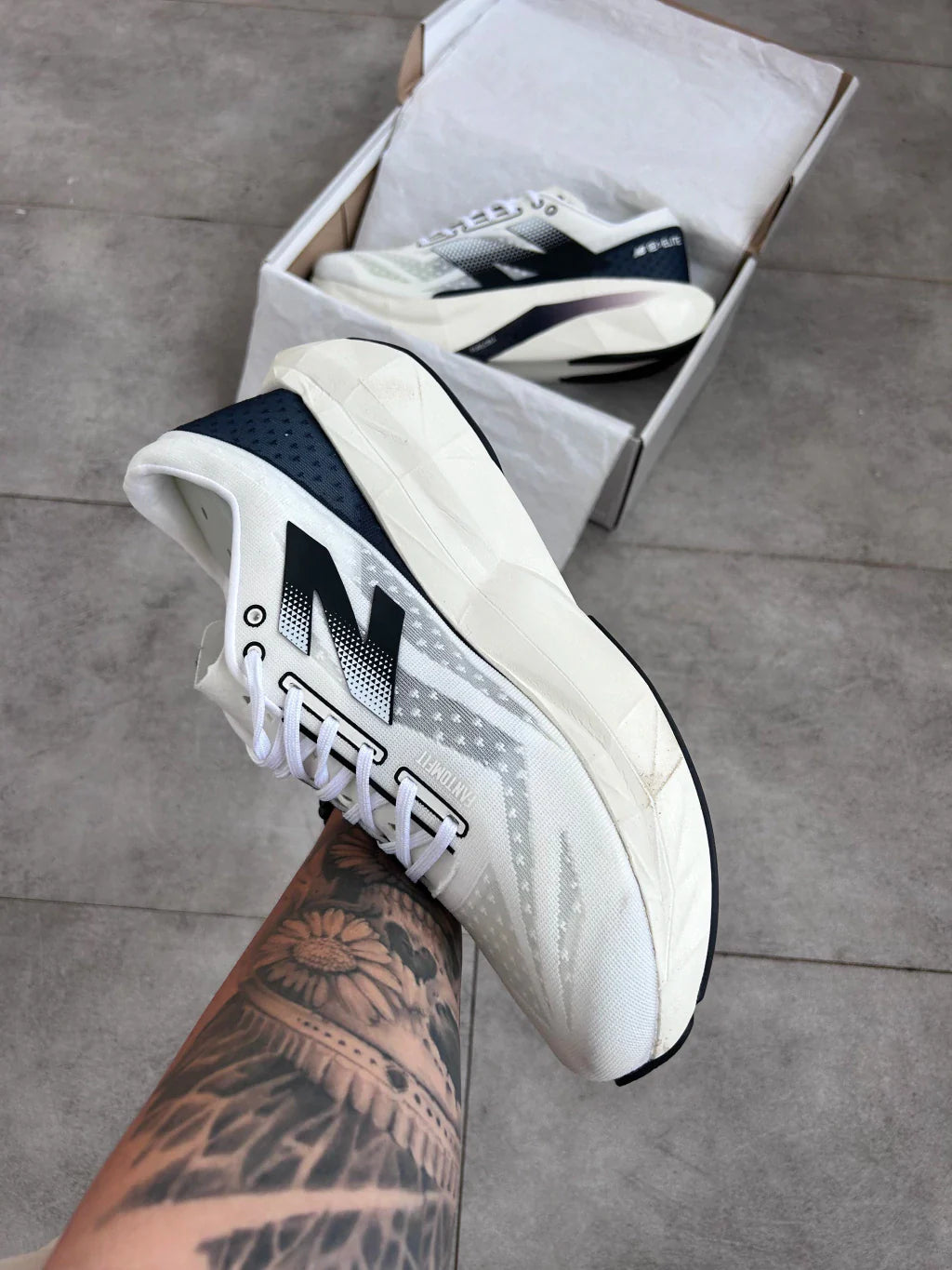 New Balance Fuelcell Rebel V4 - Branco e Preto